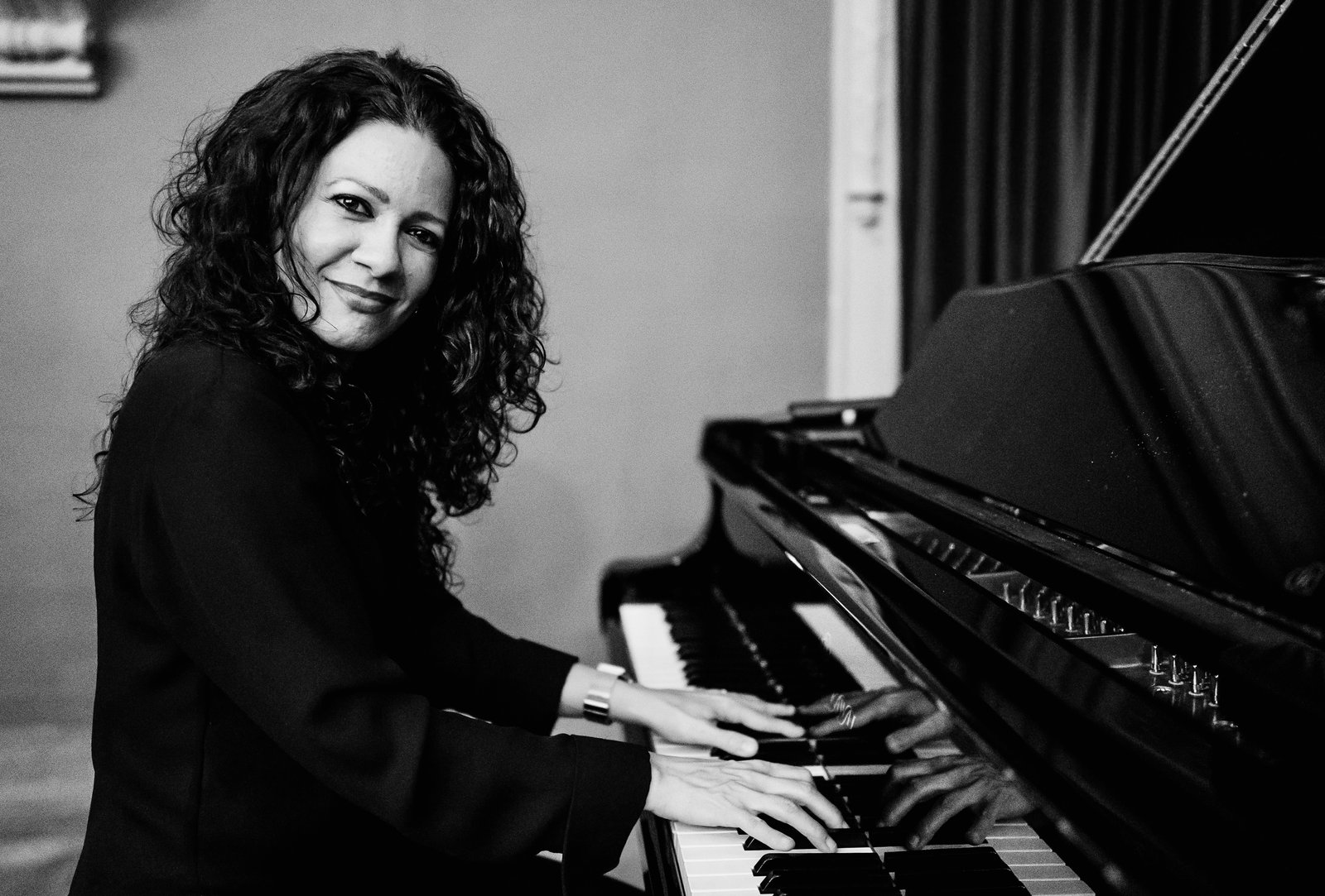 Joanna González al piano, retrato en blanco y negro