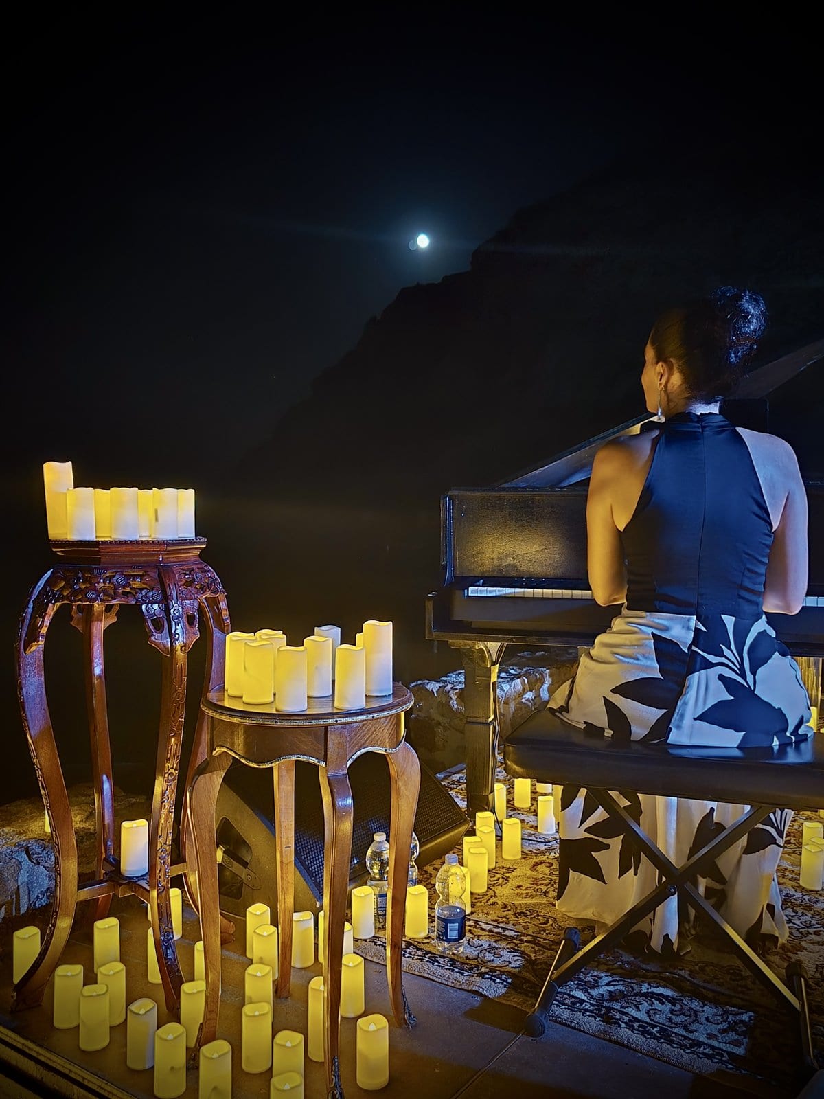 Joanna González al piano en concierto nocturno bajo la luna
